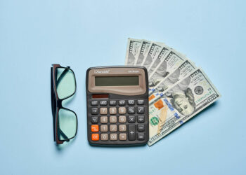 تقرير: المزيد من الأميركيين يلجأون إلى مدخرات التقاعد مع ارتفاع تكاليف المعيشة