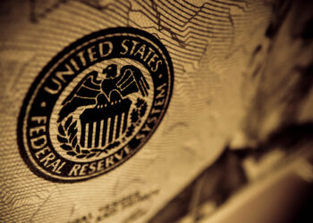 الاحتياطي الفيدرالي يترك أسعار الفائدة ثابتة ويشير إلى تخفيضات محتملة في العام المقبل