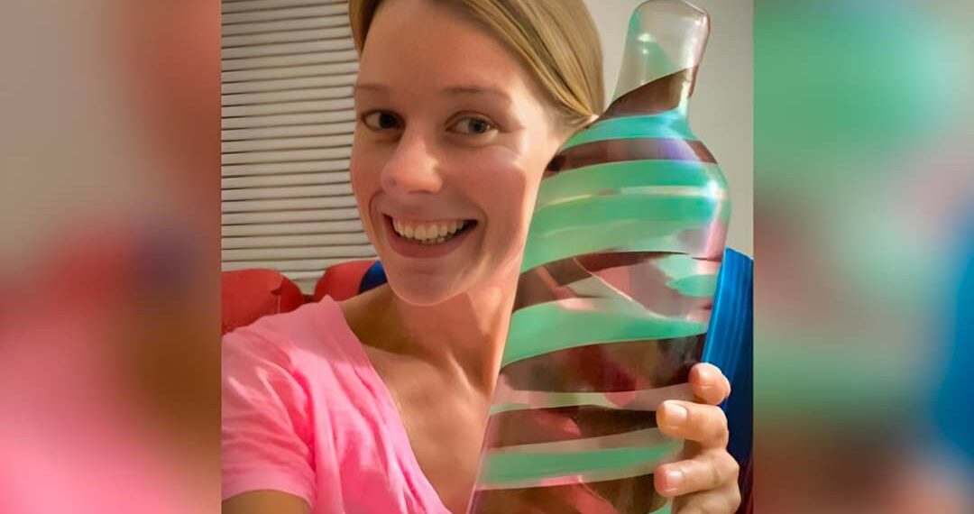 امرأة تشتري مزهرية ملونة من Goodwill مقابل 3.99 دولار لتكتشف أنها قطعة نادرة قيمتها 107 ألف دولار