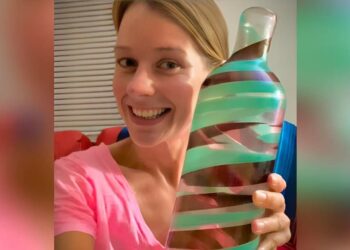 امرأة تشتري مزهرية ملونة من Goodwill مقابل 3.99 دولار لتكتشف أنها قطعة نادرة قيمتها 107 ألف دولار