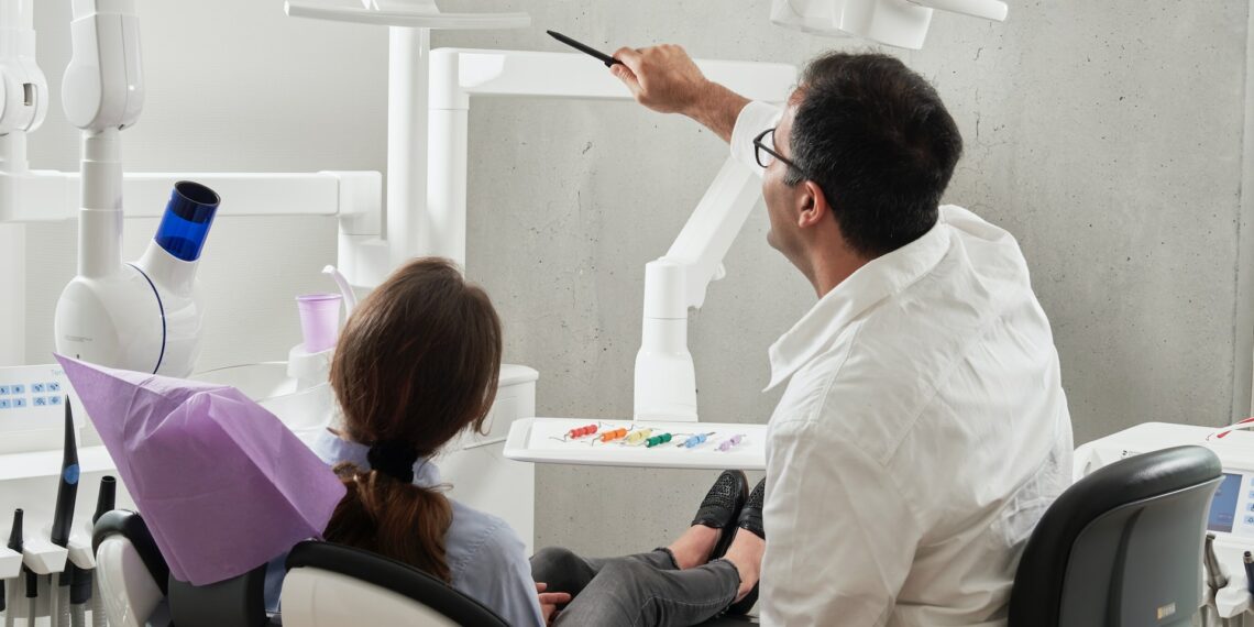 نصائح لتجنب الرسوم الإضافية عند زيارتك عيادة طبيب الأسنان في الولايات المتحدة