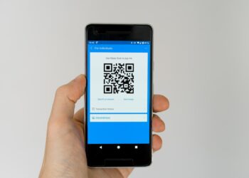 تحذيرات من المحتالين الذين يخفون الروابط الضارة في رموز “QR” في الولايات المتحدة