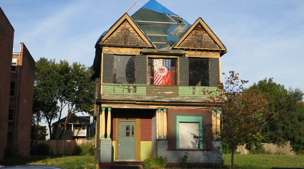 نصائح لتجنّب عمليات الإصلاح الاحتيالية التي تستهدف أصحاب المنازل في ميشيغان