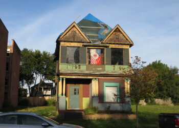 نصائح لتجنّب عمليات الإصلاح الاحتيالية التي تستهدف أصحاب المنازل في ميشيغان