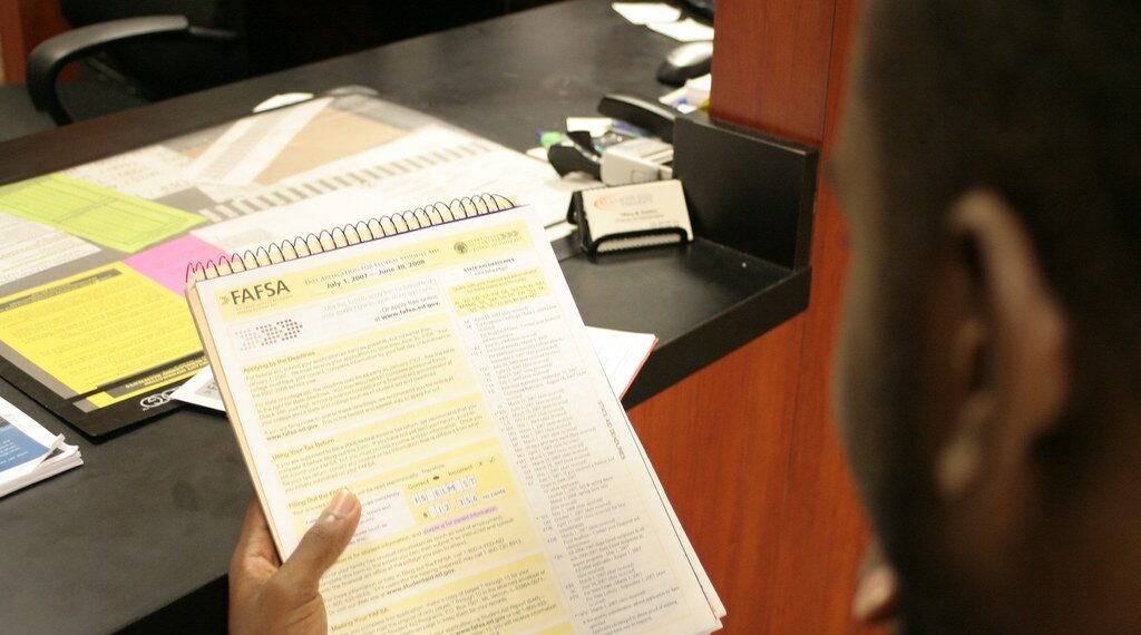 مشروع قانون يجعل إكمال نموذج “FAFSA” من بين متطلبات التخرج من المدراس الثانوية في ميشيغان