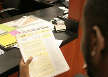 مشروع قانون يجعل إكمال نموذج “FAFSA” من بين متطلبات التخرج من المدراس الثانوية في ميشيغان