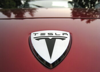 شركة Tesla تستدعي 200 ألف سيارة في الولايات المتحدة بسبب خلل في برنامج كاميرات الدعم