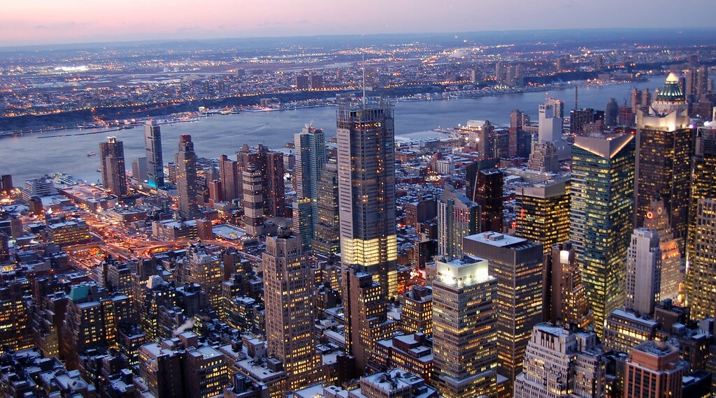 تكاليف المعيشة المرتفعة ونقص المساكن ميسورة التكلفة تدفع معظم الأمريكيين إلى التنقل بين الولايات