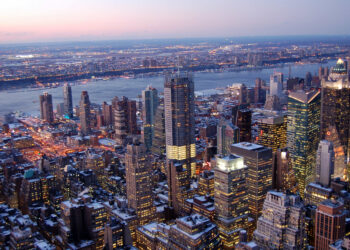 تكاليف المعيشة المرتفعة ونقص المساكن ميسورة التكلفة تدفع معظم الأمريكيين إلى التنقل بين الولايات