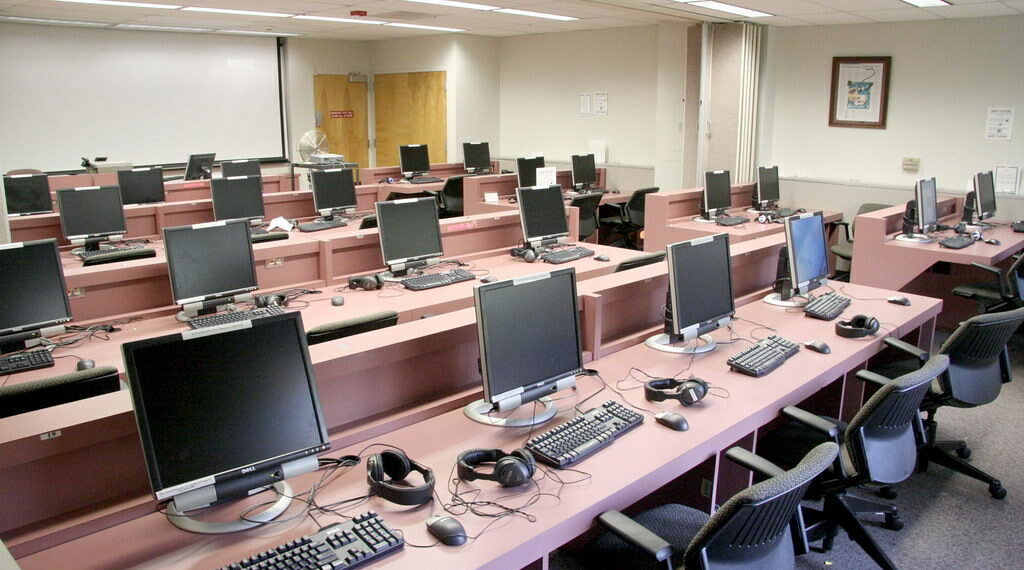 جامعة Ferris State تطلق تجربة جديدة تعتمد على الذكاء الاصطناعي وتسجل اثنين من الطلاب افتراضياً