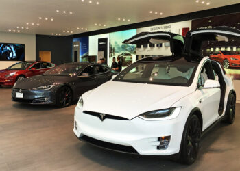 إليك الأسباب التي تفسر ارتكاب سائقي سيارات Tesla الكهربائية حوادث اصطدام أكثر من سائقي السيارات التي تعمل بالوقود