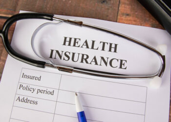 دراسة: ارتفاع أقساط التأمين الصحي في الولايات المتحدة يؤثر بشكل سلبي على أجور العمال