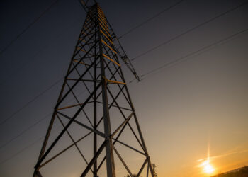 العاصفة الثلجية تترك أكثر من 104 آلاف منزل بدون كهرباء في جنوب شرق ميشيغان