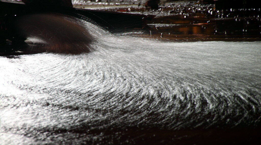 كسر في خط المياه الرئيسي يتسبب في فيضان المياه على الطرقات في Northville