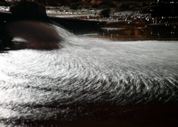 كسر في خط المياه الرئيسي يتسبب في فيضان المياه على الطرقات في Northville