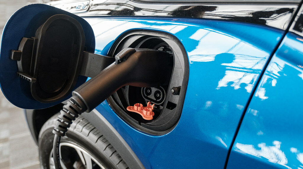 إدارة الرئيس بايدن تقدم للولايات والحكومات المحلية 623 مليون دولار لبناء شبكة لشحن السيارات الكهربائية