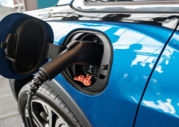 إدارة الرئيس بايدن تقدم للولايات والحكومات المحلية 623 مليون دولار لبناء شبكة لشحن السيارات الكهربائية