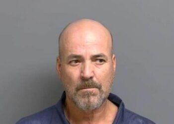 محاكمة رجل متهم بقتل زوجته طعناً حتى الموت في العام الماضي