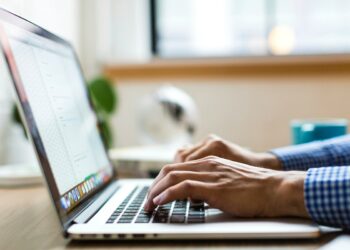 إليك السبب في أن الأشخاص الذين يعملون مع مستشار مالي يتقاعدون بمبلغ إضافي قدره 1.3 مليون دولار