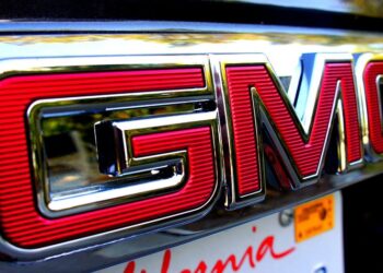 استدعاء ما يزيد عن 323 ألف سيارة من سيارات “General Motors” بسبب إمكانية فتح الأبواب الخلفية بشكل غير متوقع