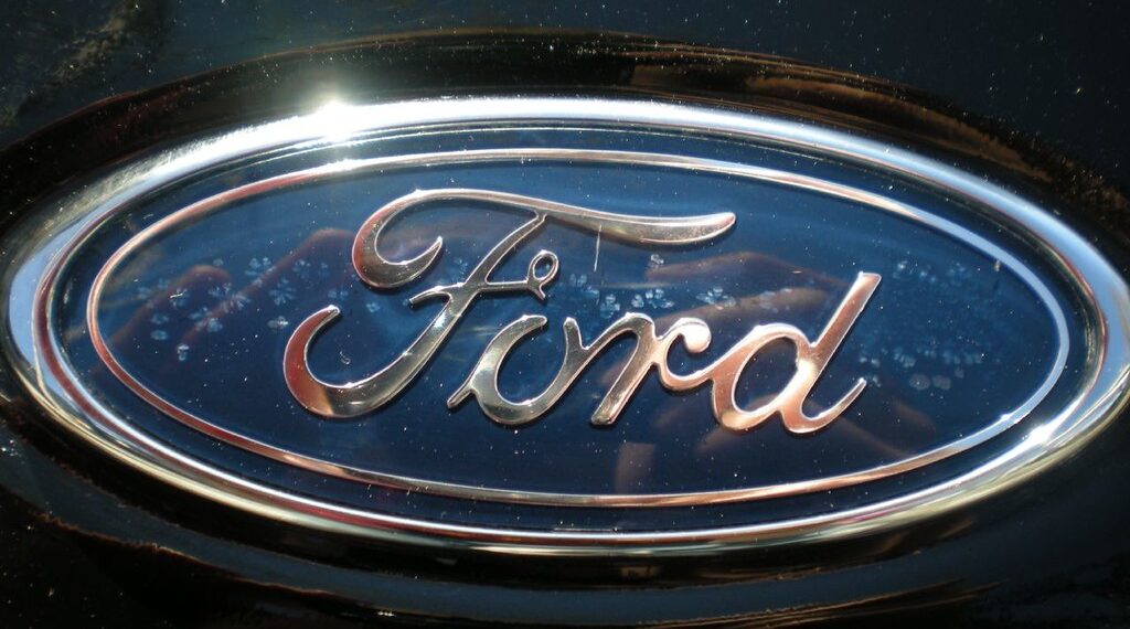 إجراء جديد سيُمكّن مالكي سيارات فورد الكهربائية من استخدام شبكة الشحن الخاصة بسيارات تيسلا