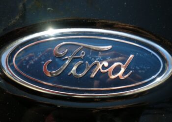 إجراء جديد سيُمكّن مالكي سيارات فورد الكهربائية من استخدام شبكة الشحن الخاصة بسيارات تيسلا