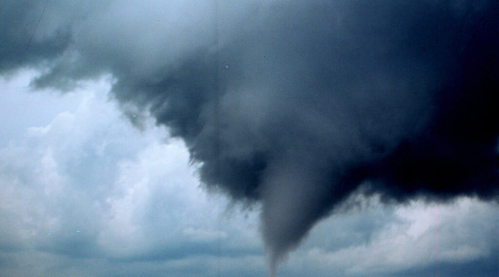 إعصار يضرب مدينة Grand Blanc في ميشيغان ويدمر خطوط الكهرباء ويسقط الأشجار