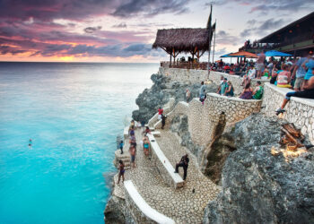 الخارجية الأمريكية تصدر تحذيرات سفر جديدة لهذه الوجهات الخمس الشهيرة