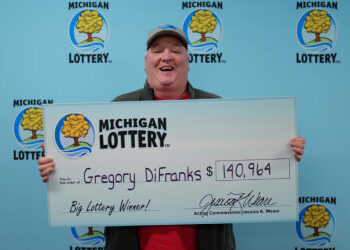 رجل محظوظ من مقاطعة Oakland يفوز بجائزة اليانصيب الكبرى البالغة 140 ألف دولار