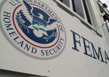 الوكالة الفيدرالية لإدارة الطوارئ (FEMA) تزور المنازل التي ضربتها الأعاصير في ميشيغان