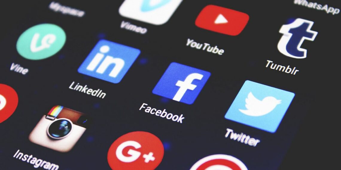 إليك أهم المخاطر التي تشكلها وسائل التواصل الاجتماعي على الأطفال وأفضل النصائح لحمايتهم