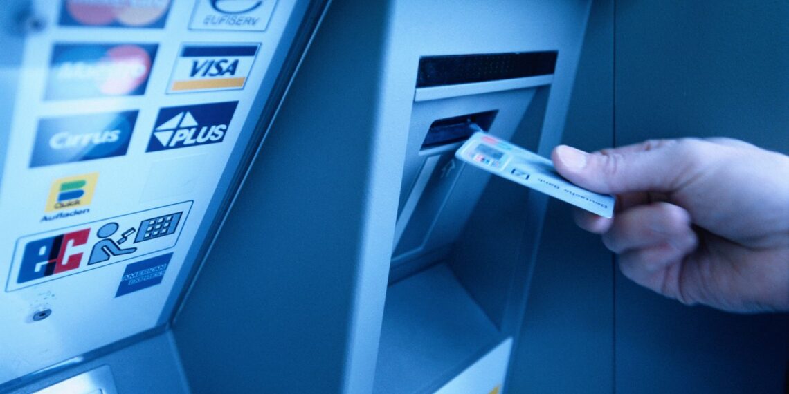 ما هي عملية “نسخ البطاقات الائتمانية” الاحتيالية وكيف يمكن لك تجنّبها؟