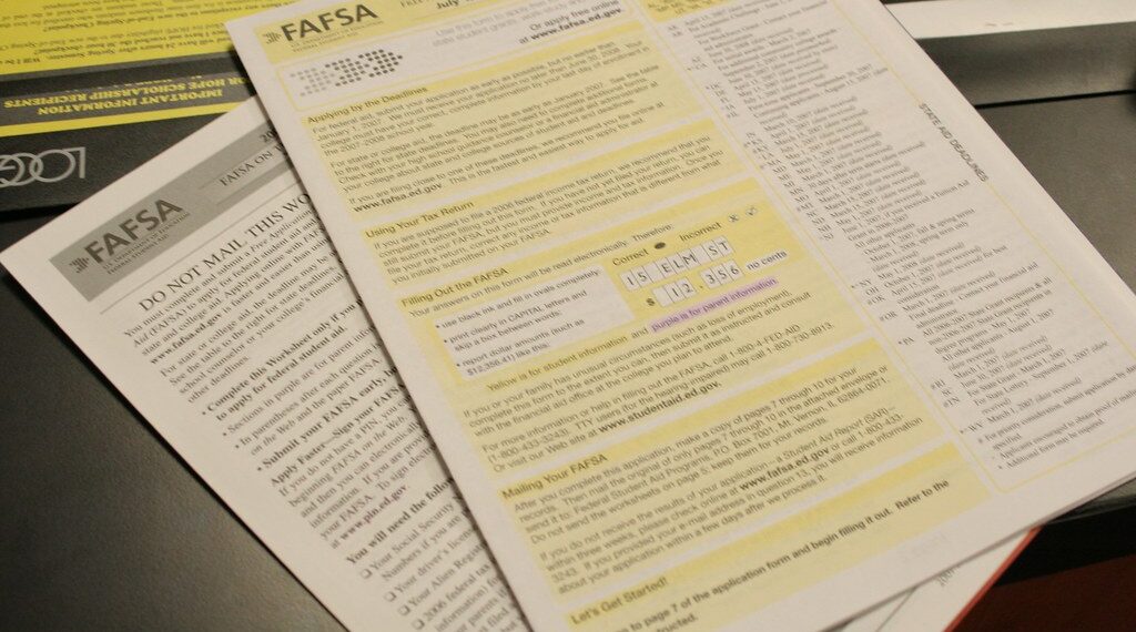 الكليات والجامعات الأمريكية تبدأ بتلقي معلومات المساعدة المالية (FAFSA) بعد أشهر من التأخير