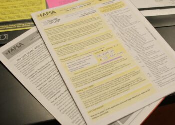 الكليات والجامعات الأمريكية تبدأ بتلقي معلومات المساعدة المالية (FAFSA) بعد أشهر من التأخير