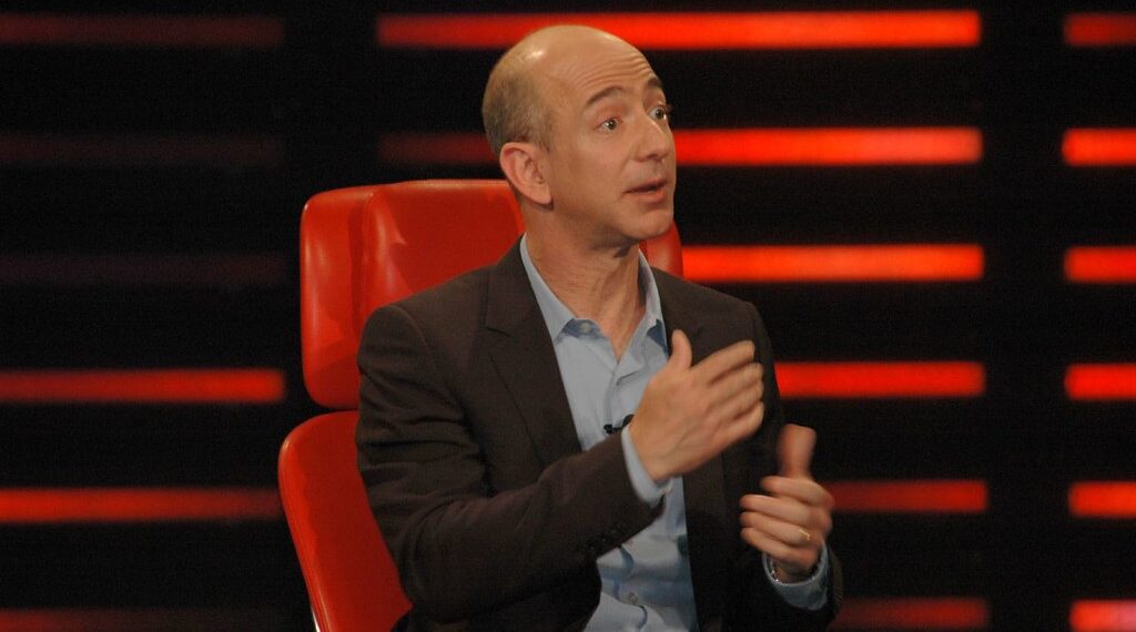 جيف بيزوس يتفوق على إيلون ماسك ويصبح أغنى شخص في العالم من جديد