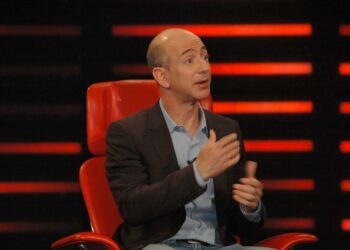 جيف بيزوس يتفوق على إيلون ماسك ويصبح أغنى شخص في العالم من جديد