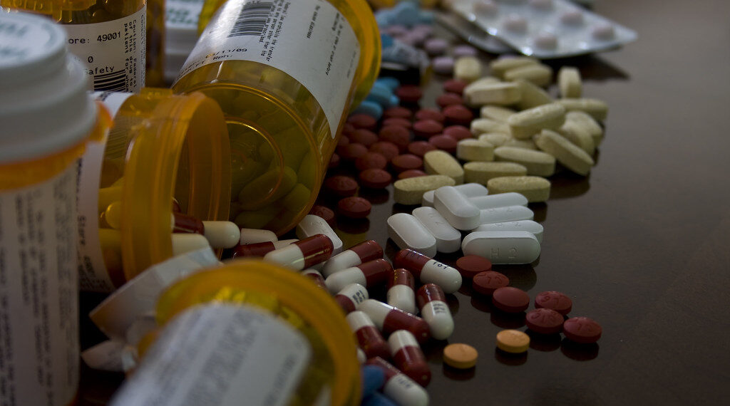 الحكم بالسجن على صيدلي من مقاطعة Macomb لتقديمه وصفات طبية مزورة