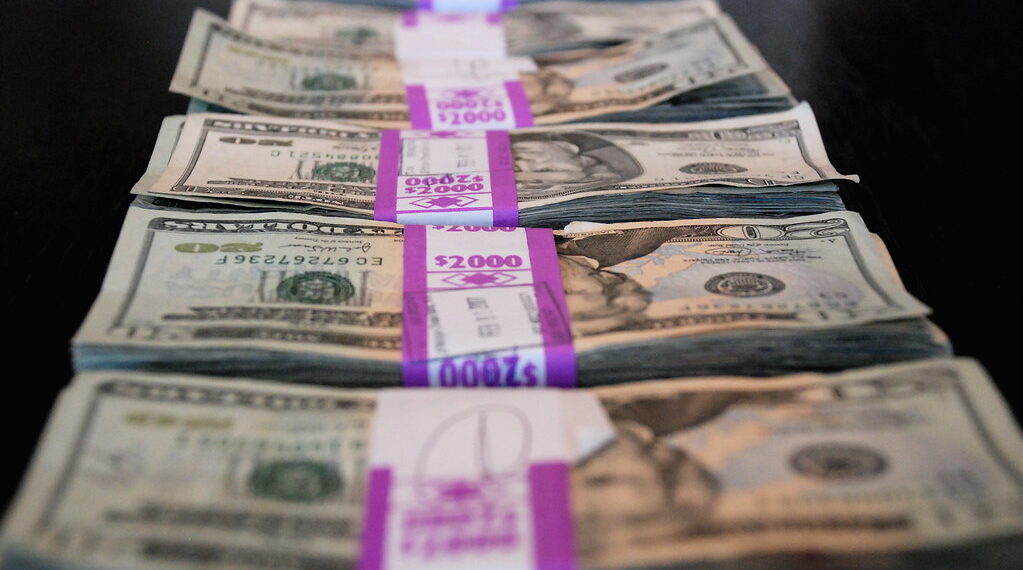 لاعب محظوظ يفوز بجائزة اليانصيب الكبرى بقيمة 25 ألف دولار سنوياً لمدى الحياة في Livonia