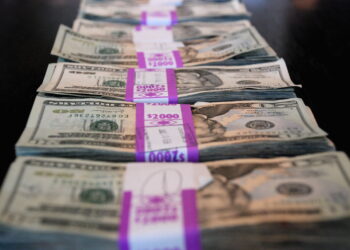 لاعب محظوظ يفوز بجائزة اليانصيب الكبرى بقيمة 25 ألف دولار سنوياً لمدى الحياة في Livonia