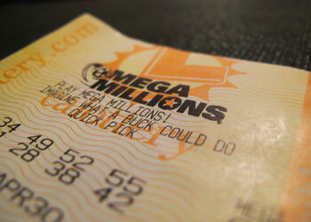 لاعب محظوظ من ميشيغان يفوز بجائزة Mega Millions بقيمة مليون دولار