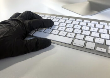 إليك بعض الطرق المهمة لحماية طفلك من سرقة الهوية