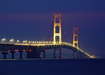 جسر Mackinac يحتل المرتبة السابعة في قائمة أفضل 100 جسر في البلاد