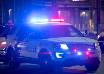 إلقاء القبض على شخصين قاما بسرقة بضائع بقيمة 25 ألف دولار من أحد متاجر المجوهرات في Warren