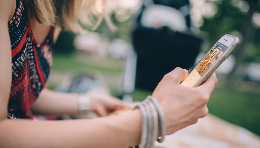 ارتفاع كبير في الشباب الأمريكيين الذين يشعرون بالحزن والرغبة في الانتحار بسبب قضائهم وقتاً طويلاً أمام الشاشات