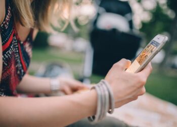 ارتفاع كبير في الشباب الأمريكيين الذين يشعرون بالحزن والرغبة في الانتحار بسبب قضائهم وقتاً طويلاً أمام الشاشات