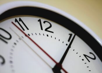 كيف يمكن أن يؤثر الانتقال إلى التوقيت الصيفي على صحتك