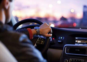 السيارات الحديثة أصبحت وسيلة تجسس على سلوك سائقيها ومشاركة بياناتهم سراً مع شركات التأمين