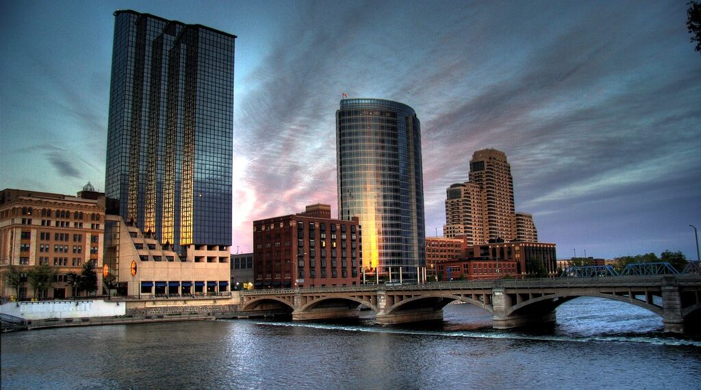 إليك أفضل الأماكن في ميشيغان التي ينصح بزيارتها هذا العام وخاصةً في فصل الصيف