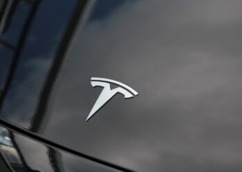 تيسلا تعتزم تسريح 10% من قوتها العاملة مع انخفاض المبيعات