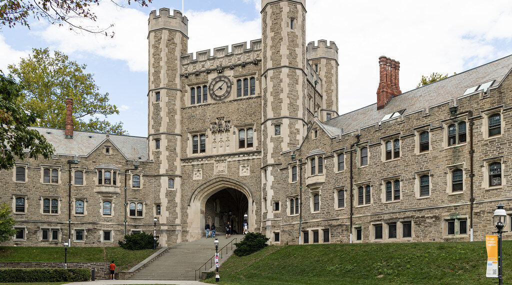 أيهما أفضل من ناحية عائدات الاستثمار الكليات العامة الأمريكية أم الكليات الخاصة؟